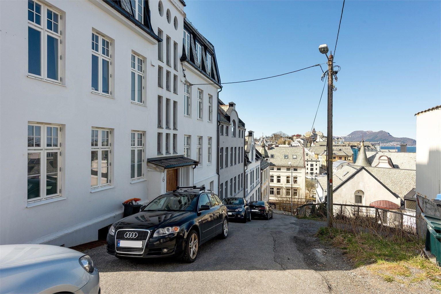 Fra eiendommen er det gangavstand til alle sentrumsfunksjoner, inkludert butikker og servicetilbud.