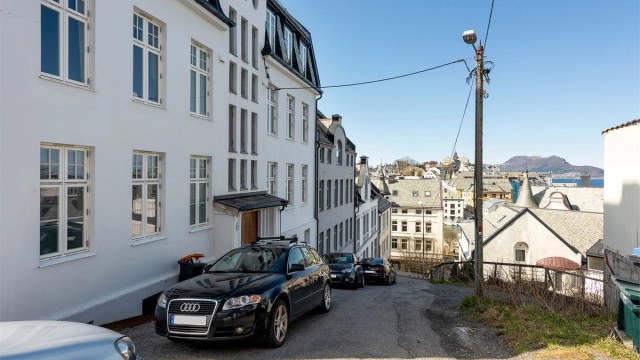 Fra eiendommen er det gangavstand til alle sentrumsfunksjoner, inkludert butikker og servicetilbud.