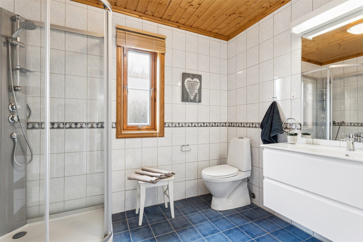 Boligen har to bad, begge med flislagte overflater, dusjkabinett, servantinnredning og toalett.