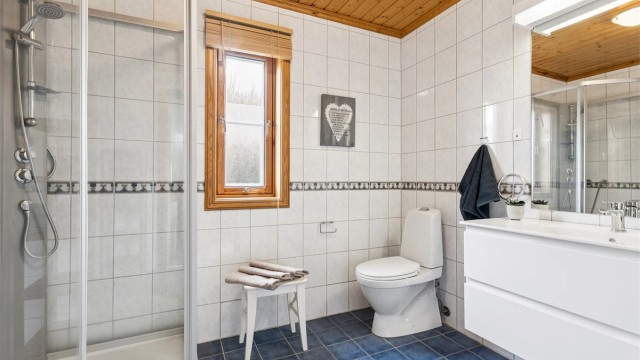 Boligen har to bad, begge med flislagte overflater, dusjkabinett, servantinnredning og toalett.