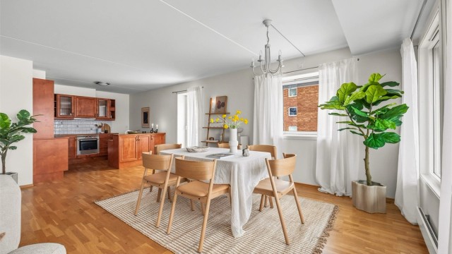 Den åpne løsningen gir en god romfølelse og er perfekt for sosiale sammenkomster.