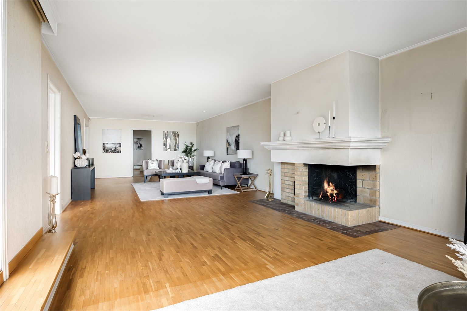 Stuen gir rom for mange møbleringsmuligheter.