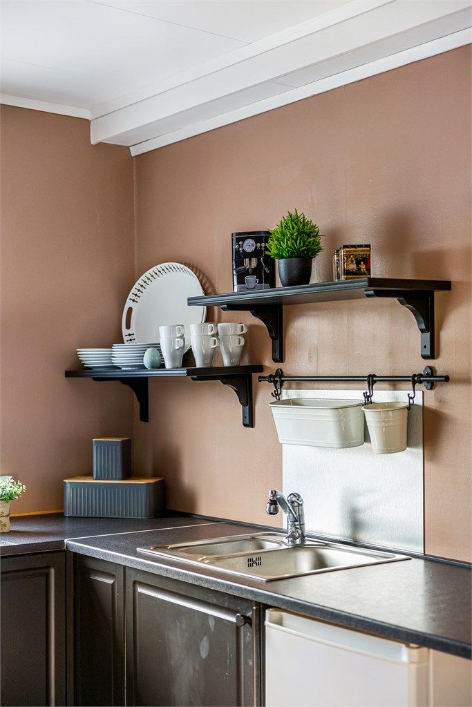 Istedenfor overskap gir hyller plass til pyntegjenstander og de fineste servisene.