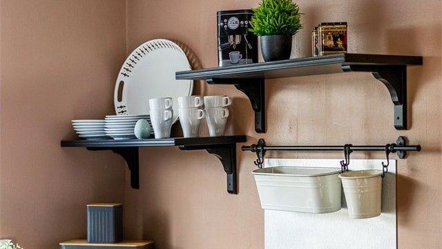 Istedenfor overskap gir hyller plass til pyntegjenstander og de fineste servisene.