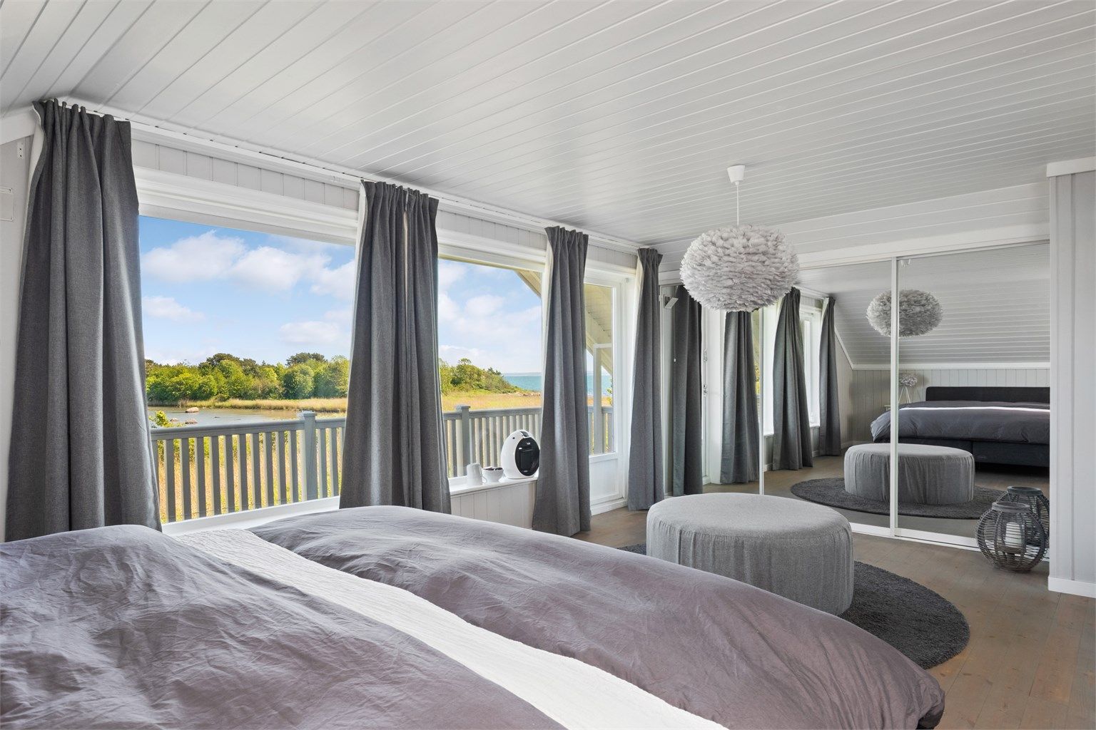 Praktisk skyvedørsgarderobe med speildører for god lagring!