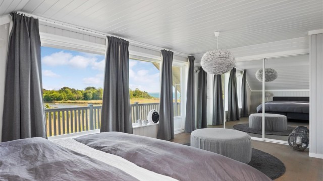 Praktisk skyvedørsgarderobe med speildører for god lagring!