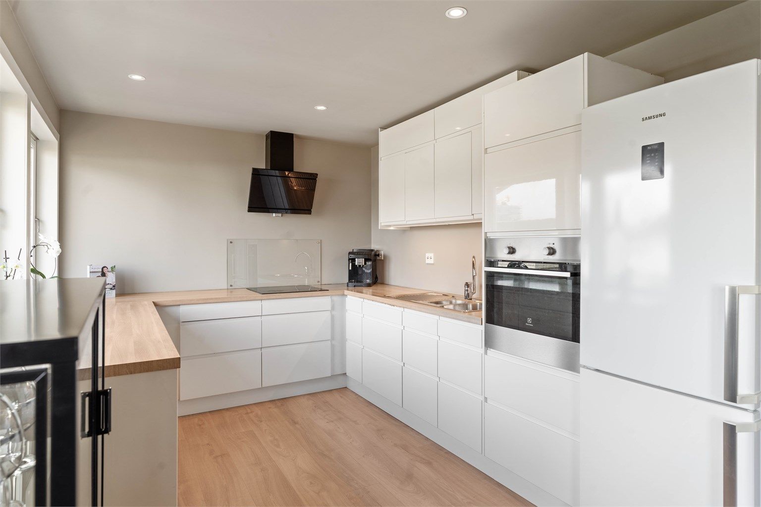 God benke- og skapplass gir rikelig med rom for matlaging og oppbevaring.