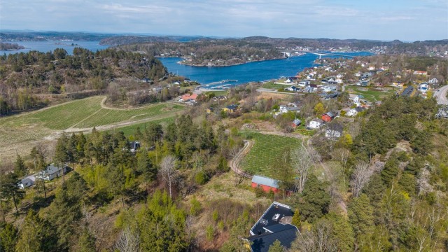 Dette er en sjelden mulighet til å sikre seg en usjenert hytte med sjøutsikt og stort potensial – perfekt for deg som ønsker ditt eget fristed nær sjøen