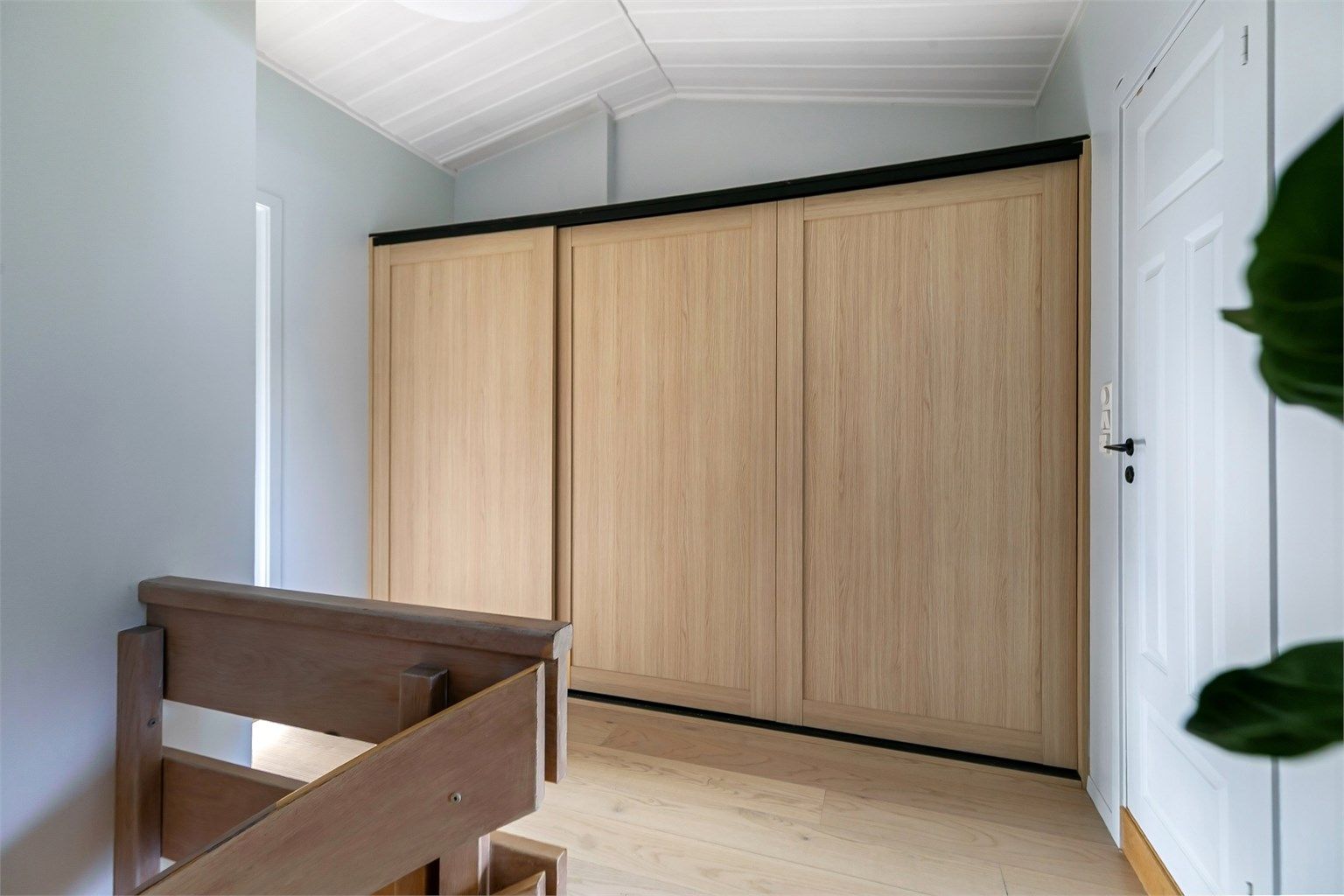 Skyvedørsgarderobe i trappegangen gir god oppbevaringsplass i etasjen.