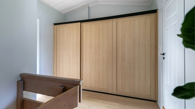 Skyvedørsgarderobe i trappegangen gir god oppbevaringsplass i etasjen.