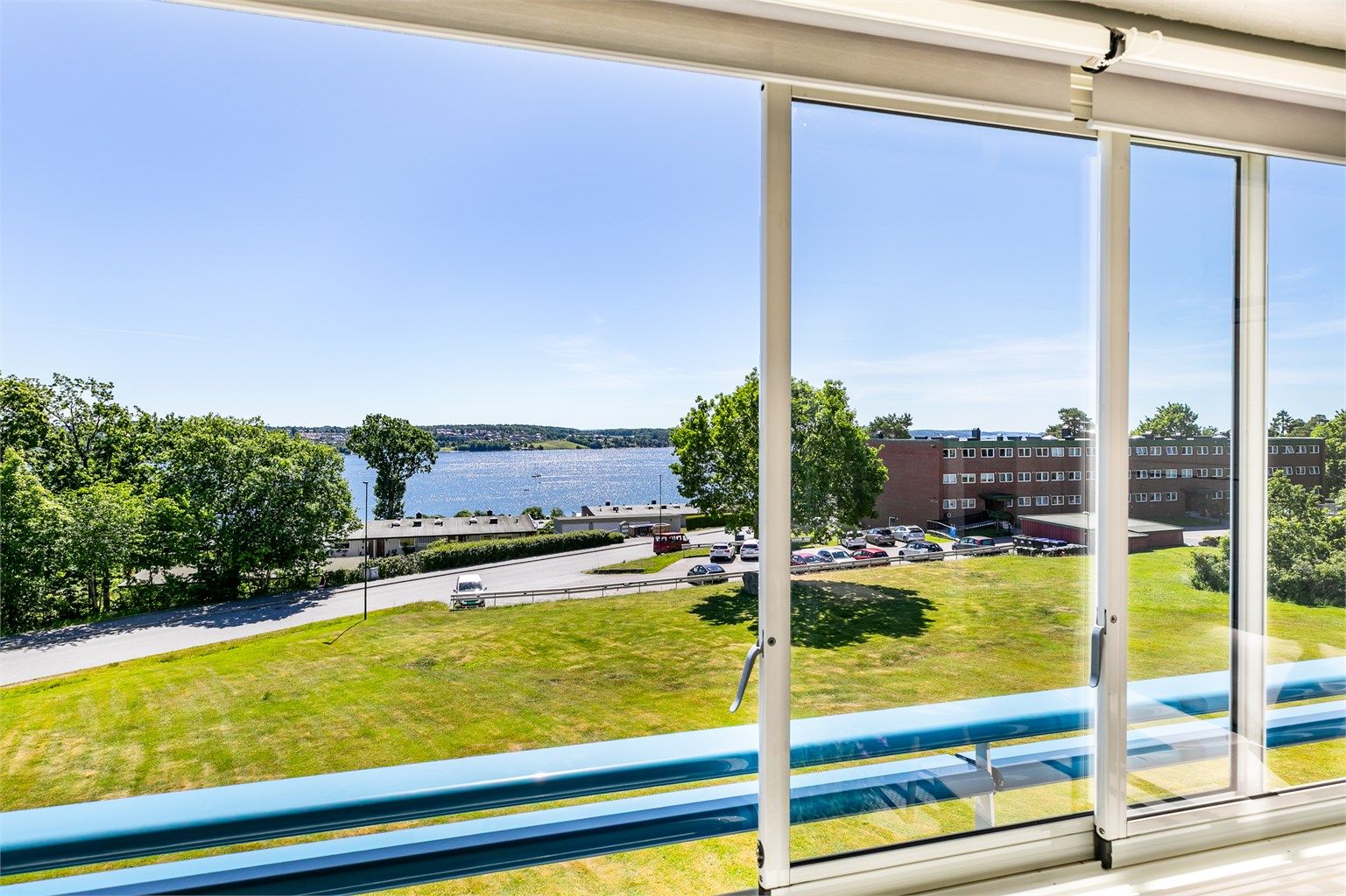 På leilighetens innglassede veranda sees fin utsikt til Værlebukta. Innsyn fra annen bebyggelse er i praksis ikke et tema.