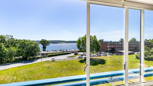 På leilighetens innglassede veranda sees fin utsikt til Værlebukta. Innsyn fra annen bebyggelse er i praksis ikke et tema.