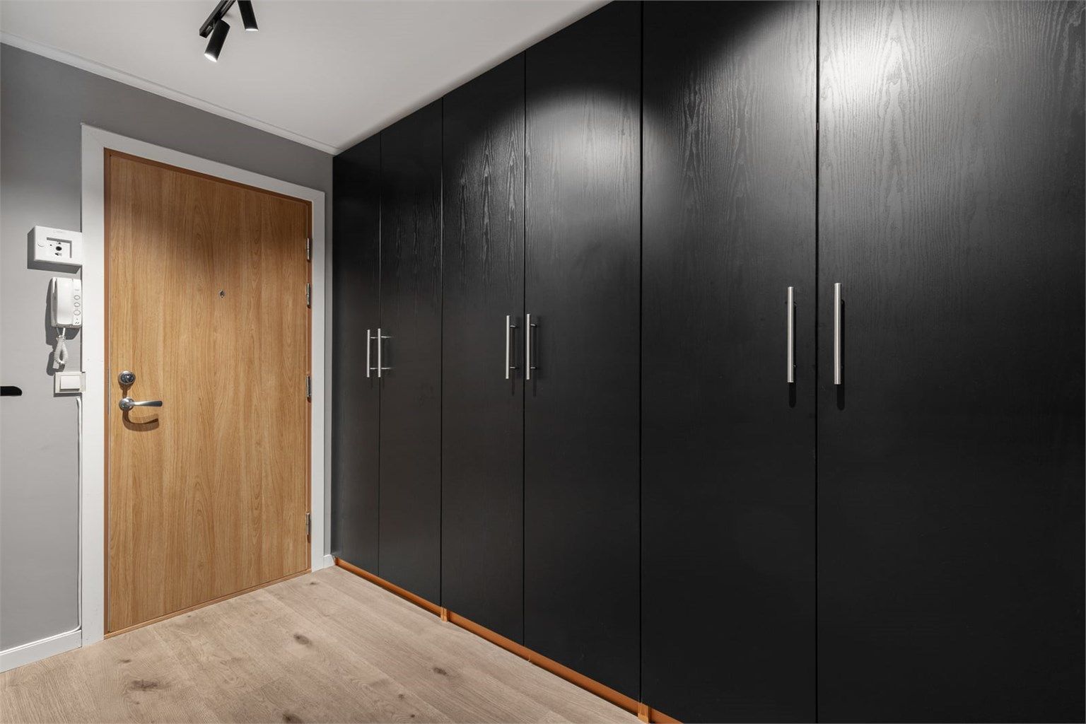 Entréen er lys og innbydende og gir et umiddelbart godt førsteinntrykk. Garderobeskapet gir rikelig med plass til yttertøy og sko. Lyd- og brannklassifisert dør for økt trygghet.