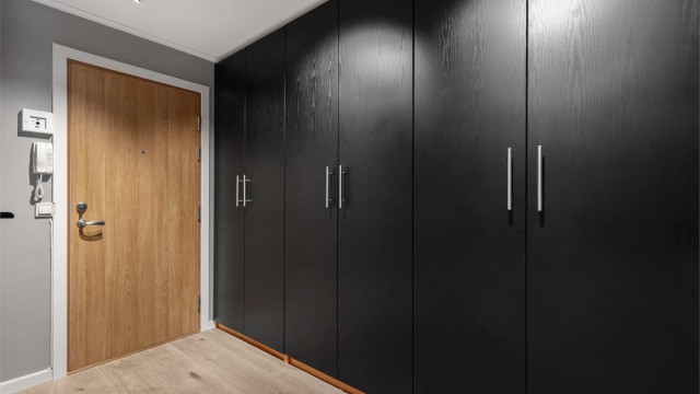 Entréen er lys og innbydende og gir et umiddelbart godt førsteinntrykk. Garderobeskapet gir rikelig med plass til yttertøy og sko. Lyd- og brannklassifisert dør for økt trygghet.