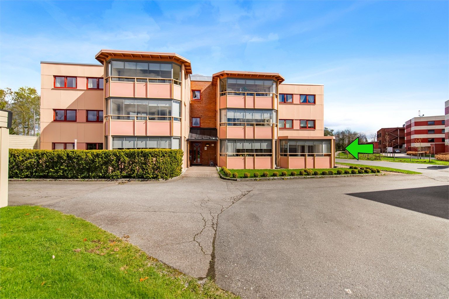 Leiligheten har en meget fint beliggenhet innerst på feltet og er særdeles praktisk innredet med alt på en flate