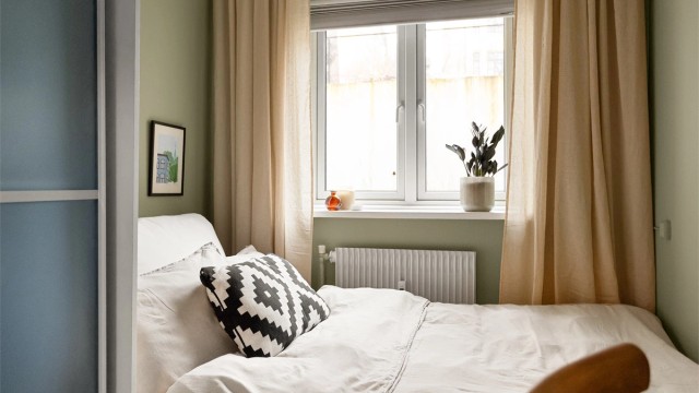 Begge soverommene vender ut mot det frodige gårdsrommet, som gir en rolig og skjermet atmosfære.