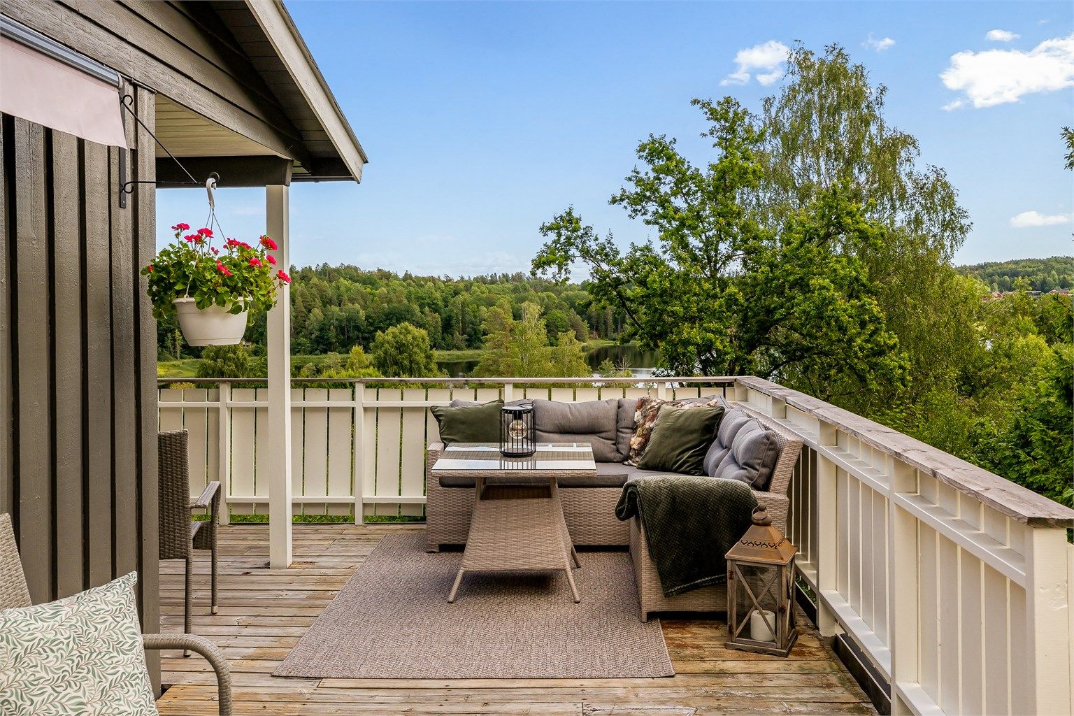Her er det også rikelig med plass til utemøbler og hele familien. Perfekt for kos og hygge på varme sommerdager og sene kvelder.