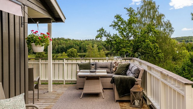 Her er det også rikelig med plass til utemøbler og hele familien. Perfekt for kos og hygge på varme sommerdager og sene kvelder.