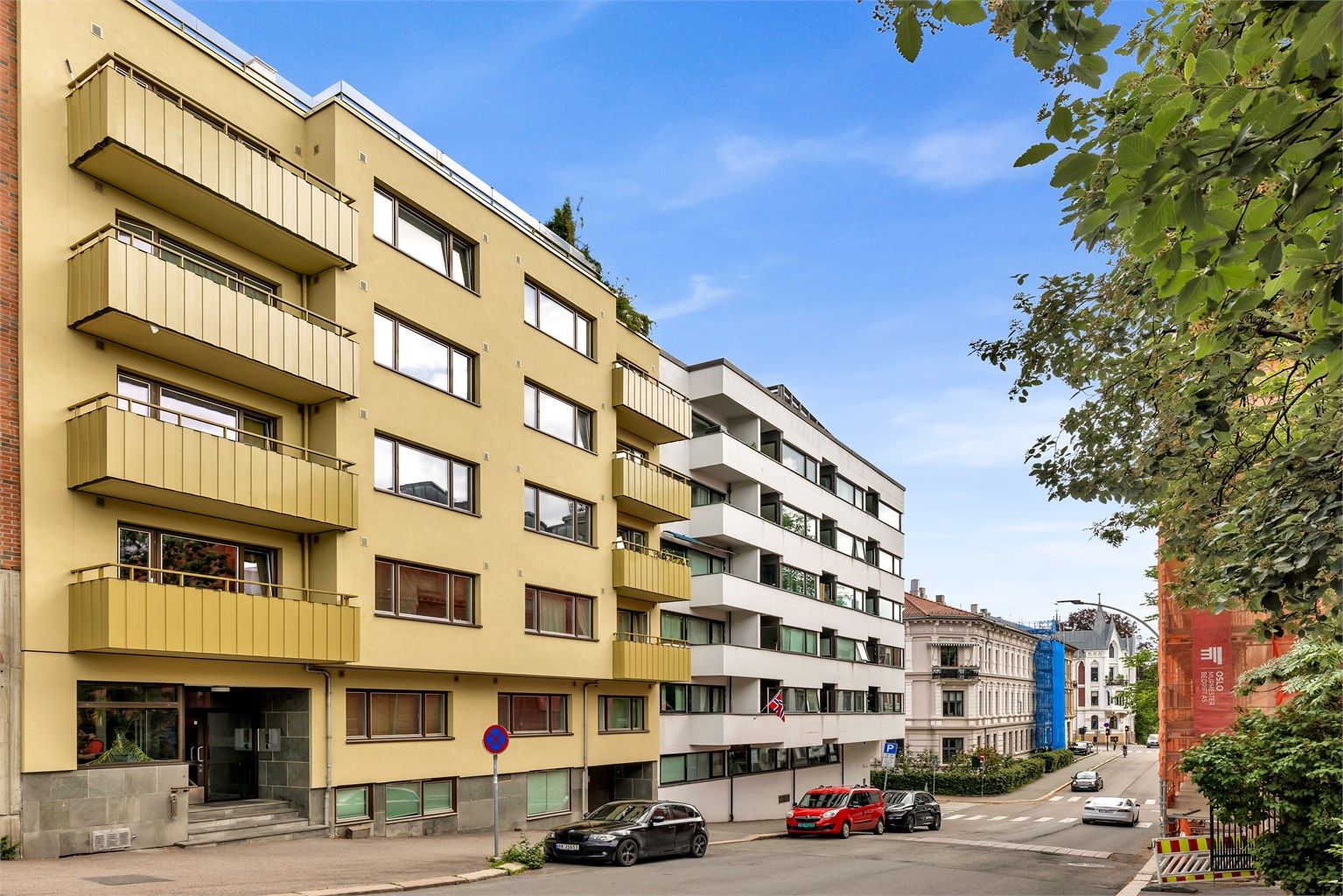 Eiendommen ligger i et urbant, populært og meget sentralt boligområde. Fra boligen er det nærhet til alle typer bymessige fasiliteter, i tillegg til flotte tur- og rekreasjonsområder. 