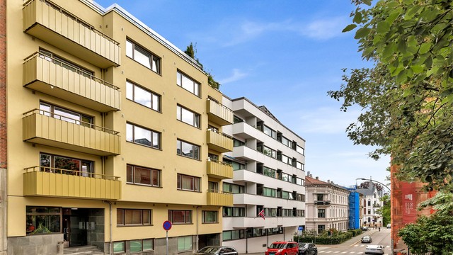 Eiendommen ligger i et urbant, populært og meget sentralt boligområde. Fra boligen er det nærhet til alle typer bymessige fasiliteter, i tillegg til flotte tur- og rekreasjonsområder.