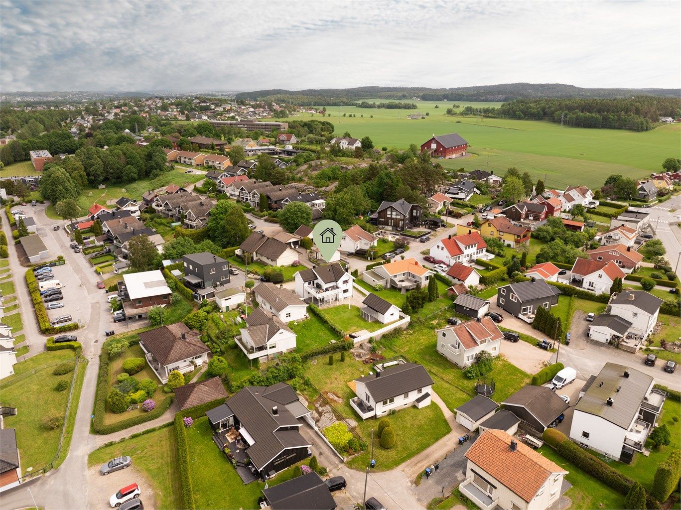Eneboligen ligger helt innerst i Solheimrabben på Kjølstad og er med historie fra 1890 blant de eldste i dette nabolaget. Den er imidlertid vesentlig modernisert i nyere tid. Fotograf; Kristoffer Kristiansen.