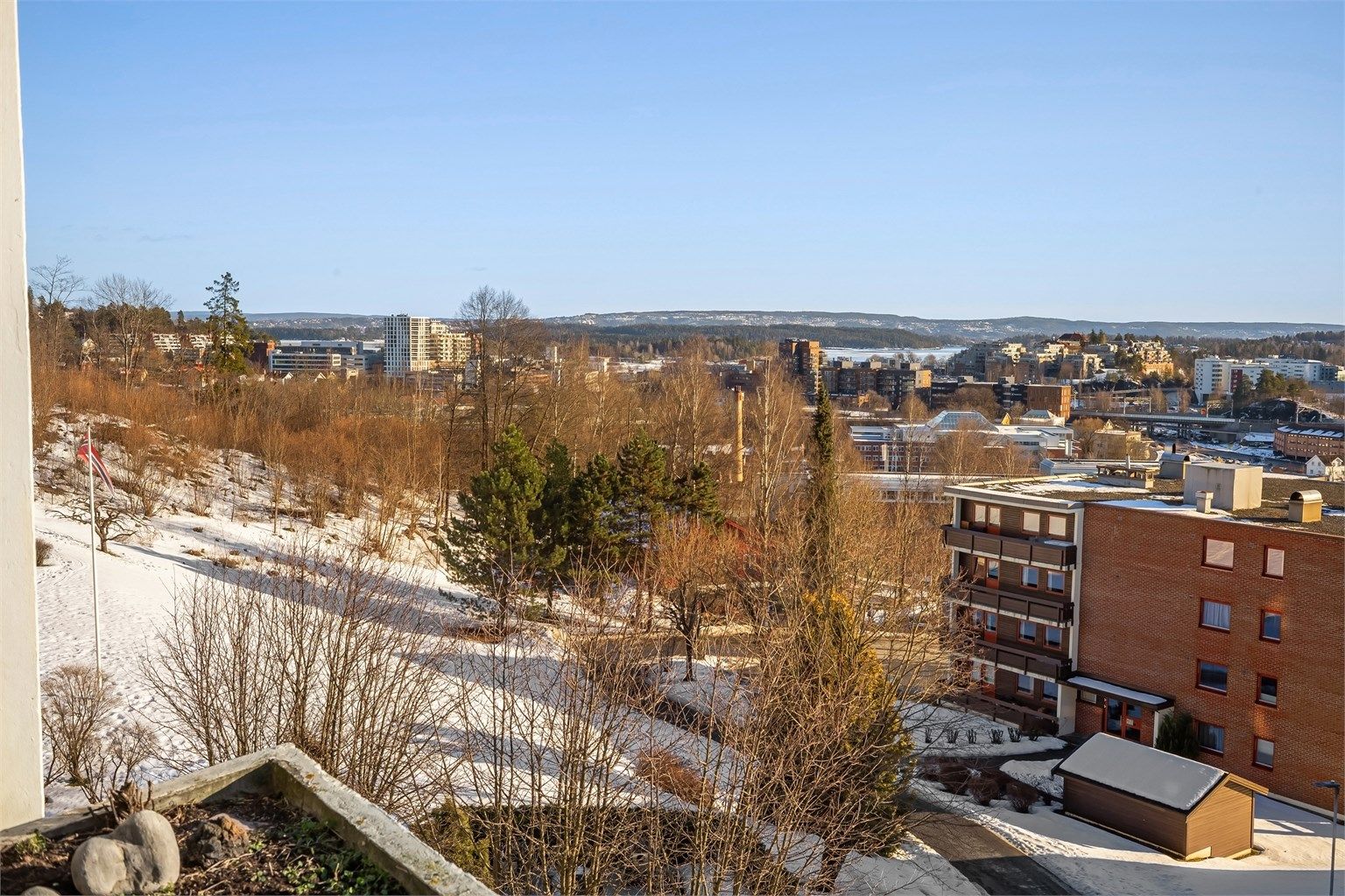 Hamangskogen 77 er en flott 3(4)-roms endeleilighet med fantastisk utsikt og gode solforhold