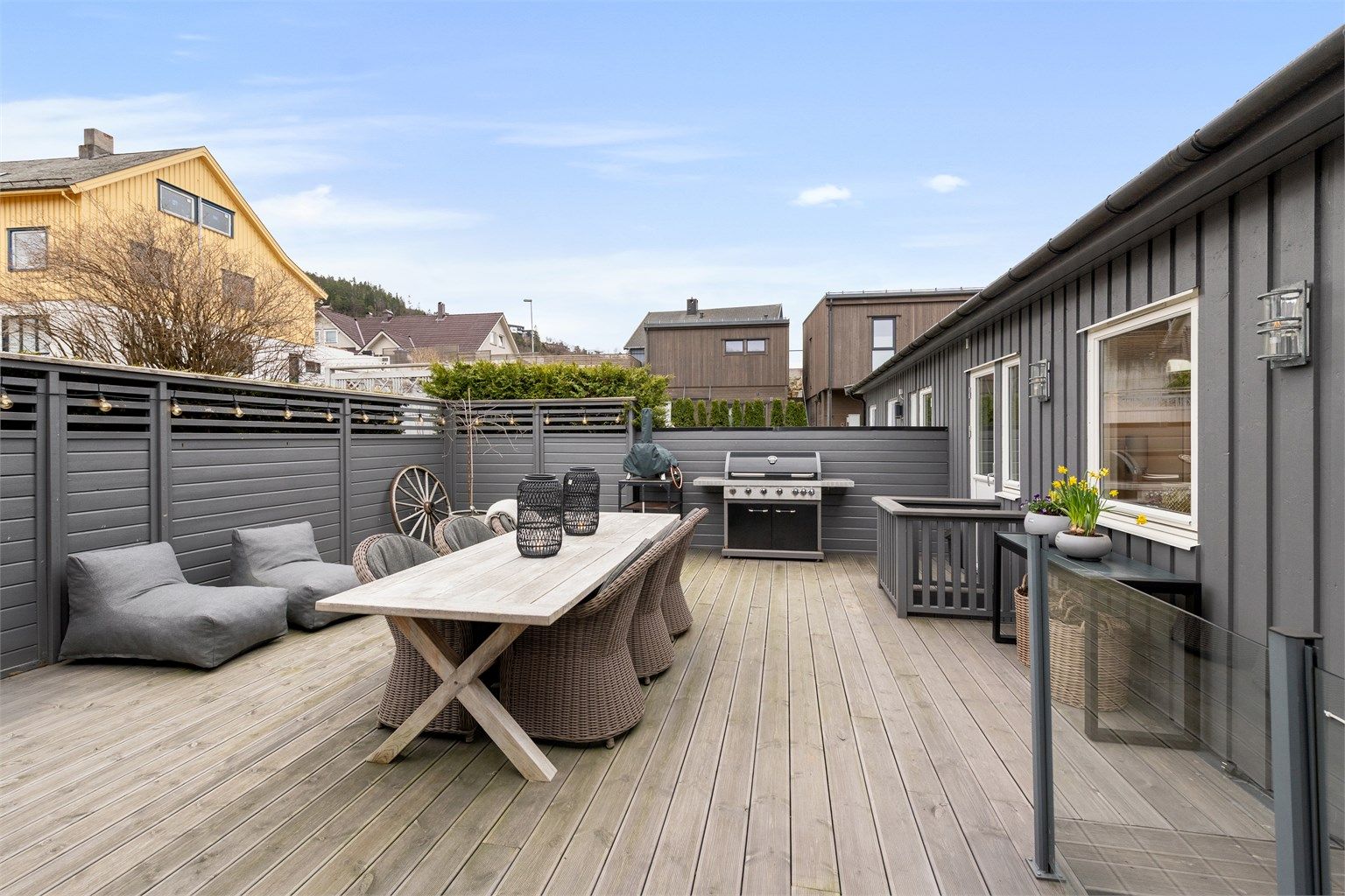 Uteplassen er skjermet og gir en privat sone for sosiale lag og hyggelige stunder