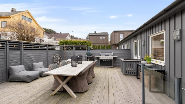 Uteplassen er skjermet og gir en privat sone for sosiale lag og hyggelige stunder