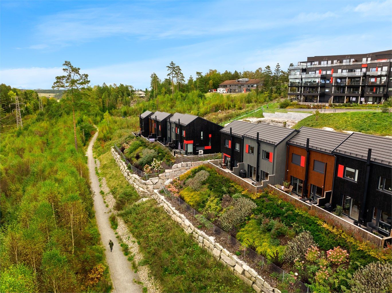 Husrekken ligger høyt og fint i terrenget, i første rekke mot marka med vestvendt utsikt.