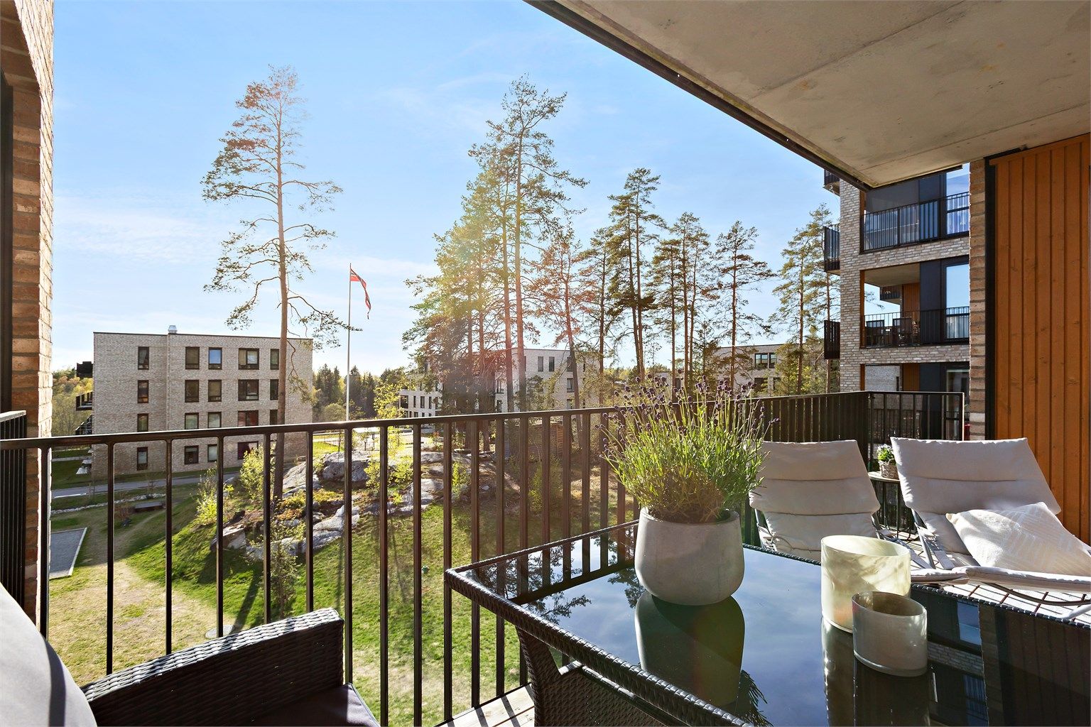 Fra verandaen ser man ut over de grønne og velstelte fellesarealene.