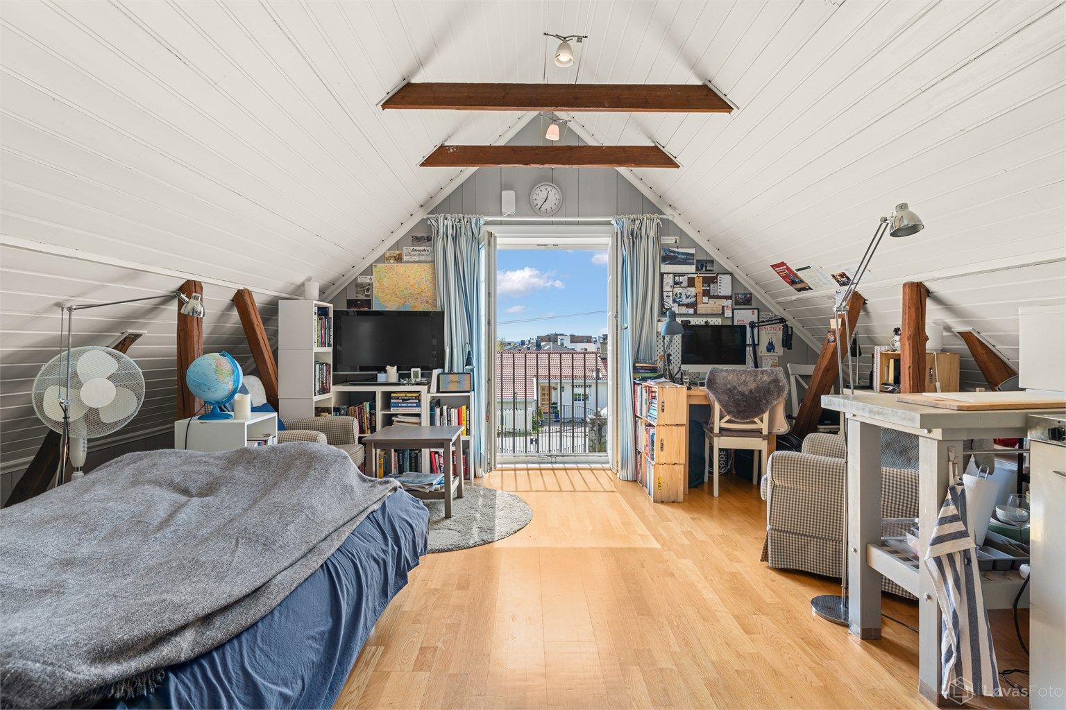  Fransk balkong med doble dører som begge kan åpnes