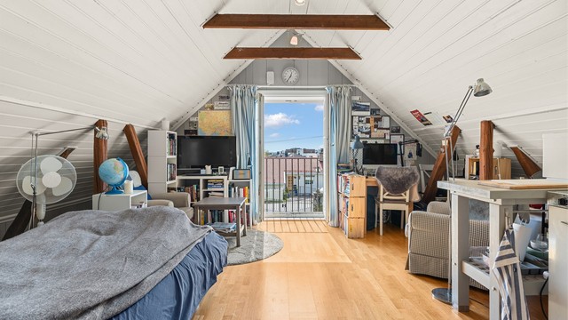 Fransk balkong med doble dører som begge kan åpnes