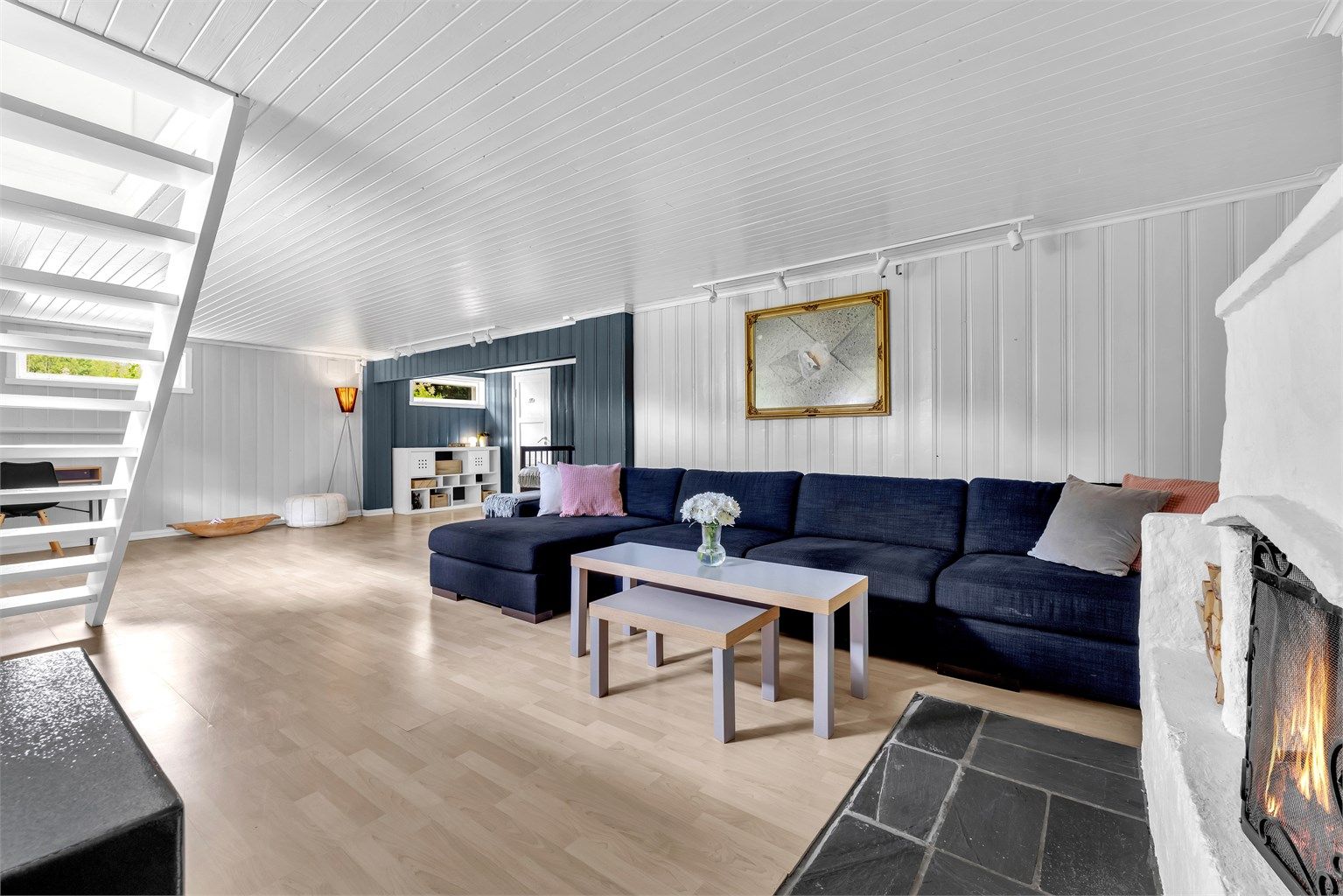 Kjellerstuen har plass til diverse møblement som sofa, stuebord og tv-løsning.
