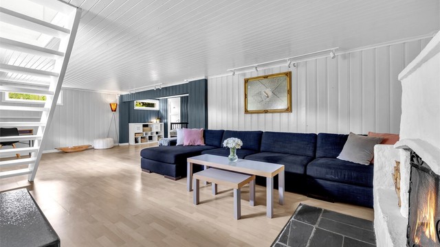 Kjellerstuen har plass til diverse møblement som sofa, stuebord og tv-løsning.