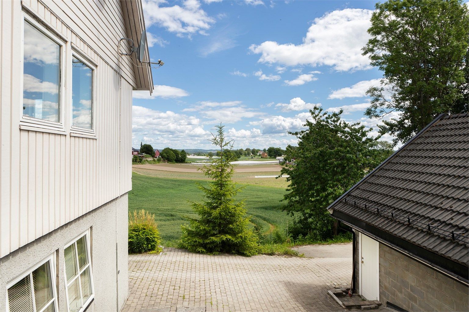 Fra eiendommen er det utsikt over nærområdet.