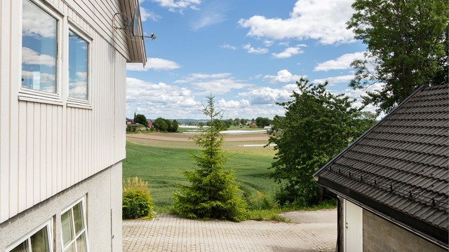 Fra eiendommen er det utsikt over nærområdet.