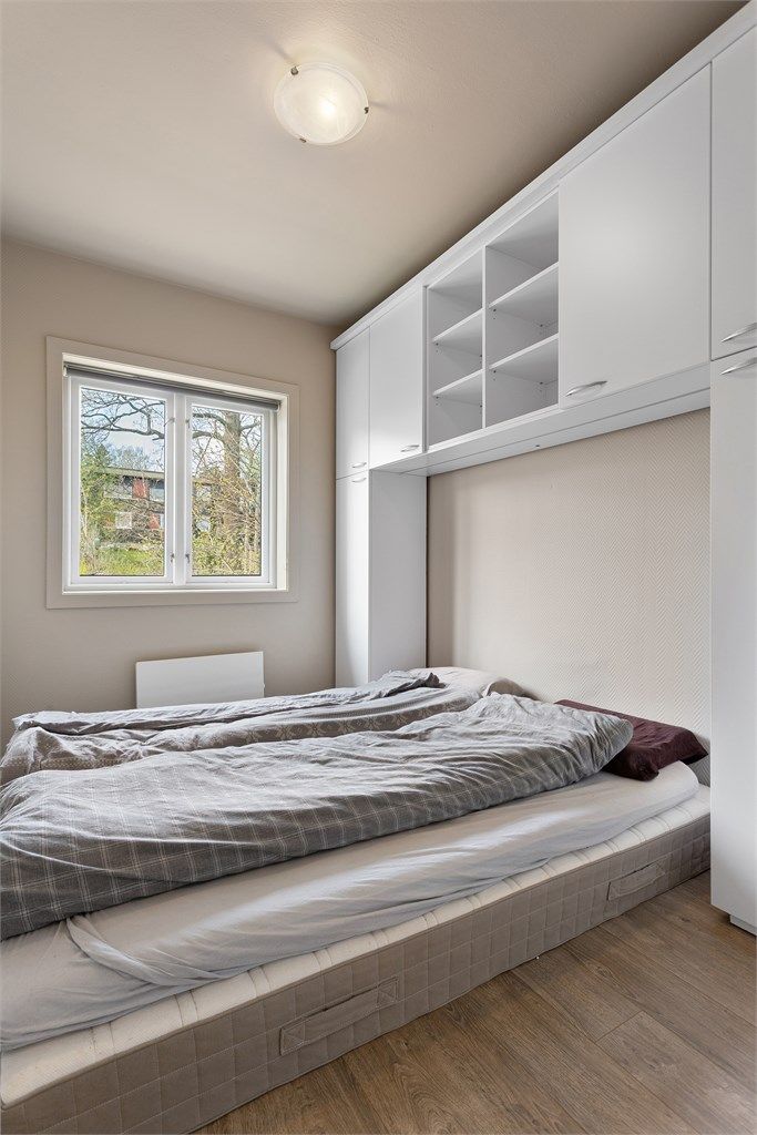 Det ene av to soverom i 2. etasje, med plassbygget garderobeløsning som utnytter takhøyden.