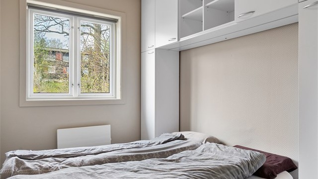 Det ene av to soverom i 2. etasje, med plassbygget garderobeløsning som utnytter takhøyden.