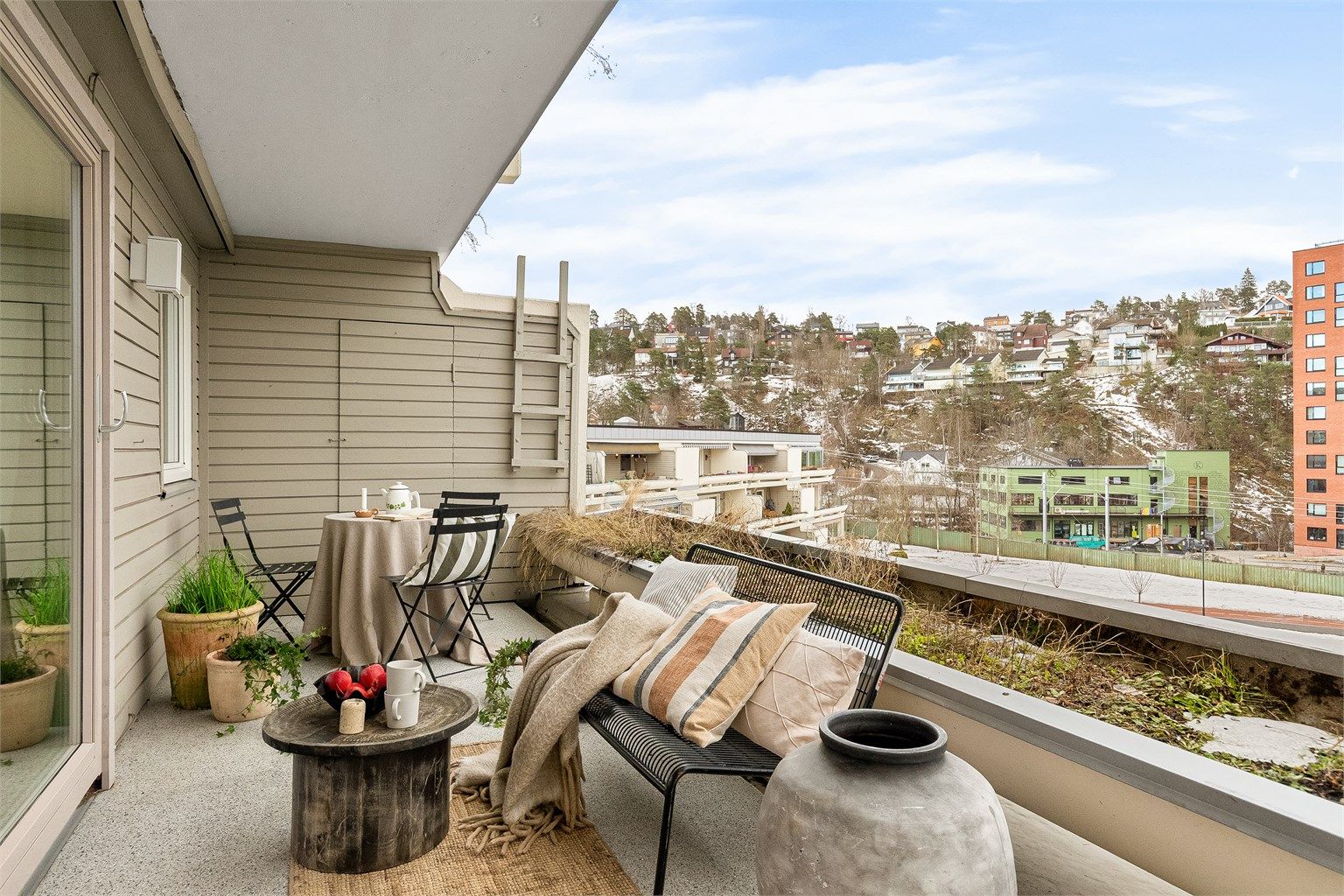 En praktisk bod på ca. 2,3 m². Leiligheten disponerer også to matskap i felles trappegang på 0,4 m².