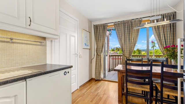 Kjøkkenet har utgang til leilighetens andre balkong på ca. 10 m².