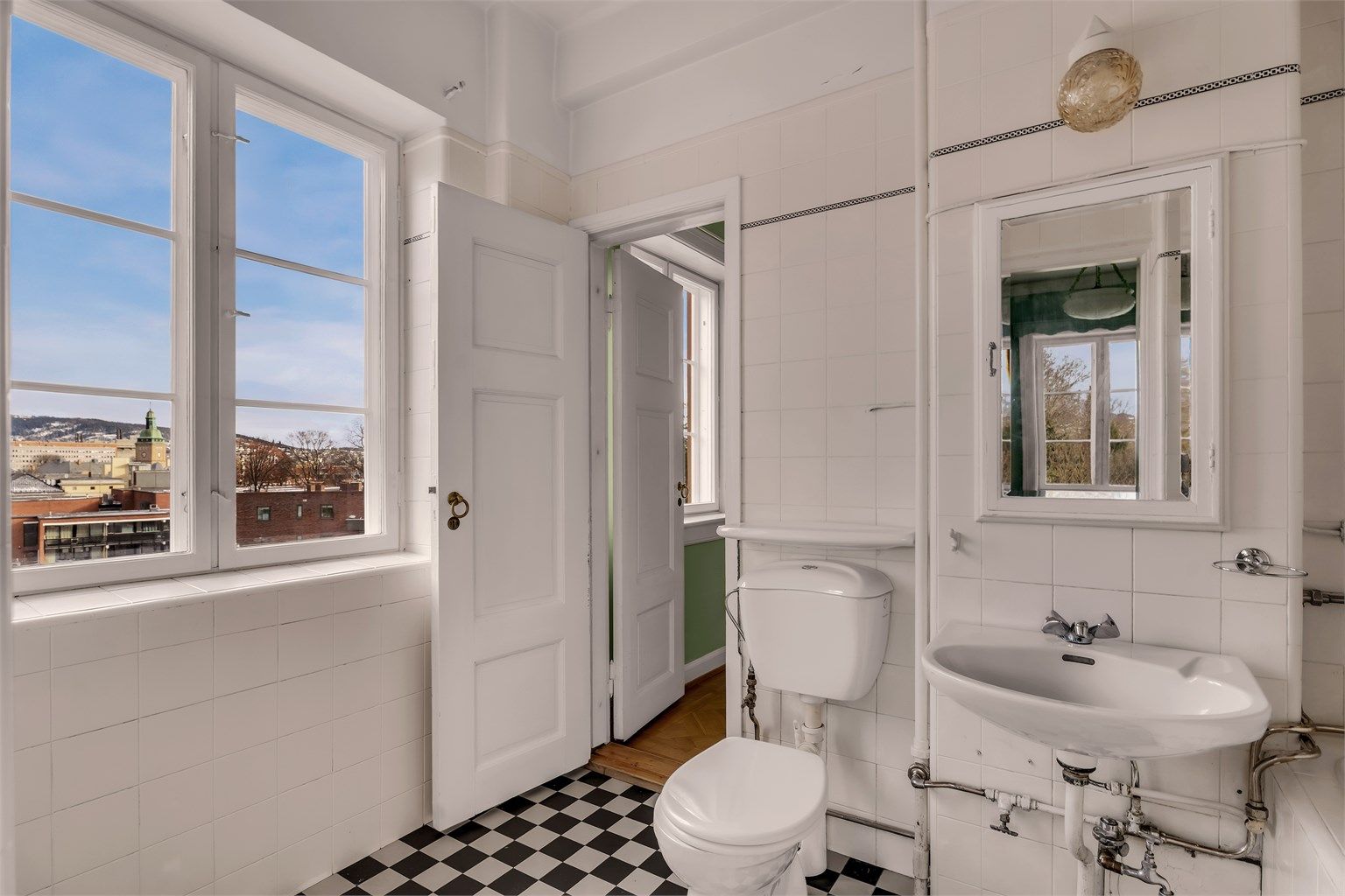 Eldre flislagt bad med toalett, servant og badekar. Badet er gitt TG 3.