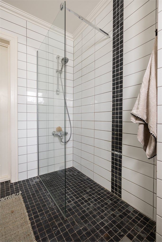 Boligen har to fullverdige bad, i 1. og 2. etasje