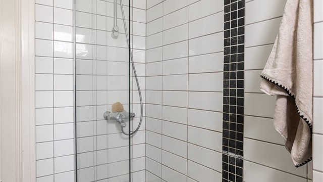 Boligen har to fullverdige bad, i 1. og 2. etasje