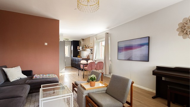 En innbydende stue med en lun og hyggelig atmosfære, hvor de store vindusflatene bidrar til en fin romfølelse. Her er det god plass til en komfortabel sofagruppe og øvrig møblement, med en planløsning som gjør stuen enkel å innrede etter eget behov.