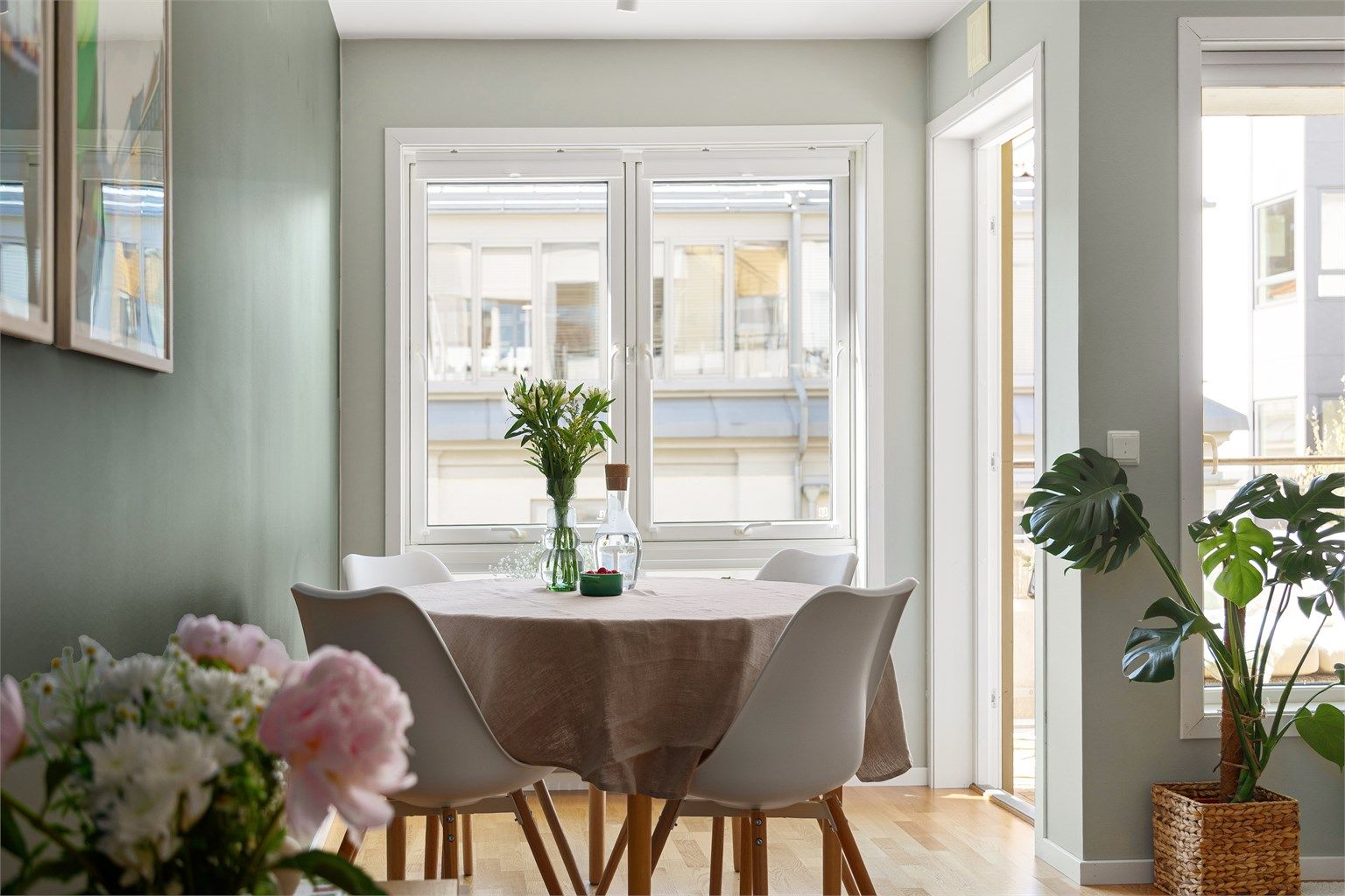 Stue med fin plass til spisebord ved vindu 