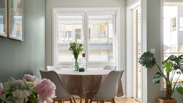Stue med fin plass til spisebord ved vindu