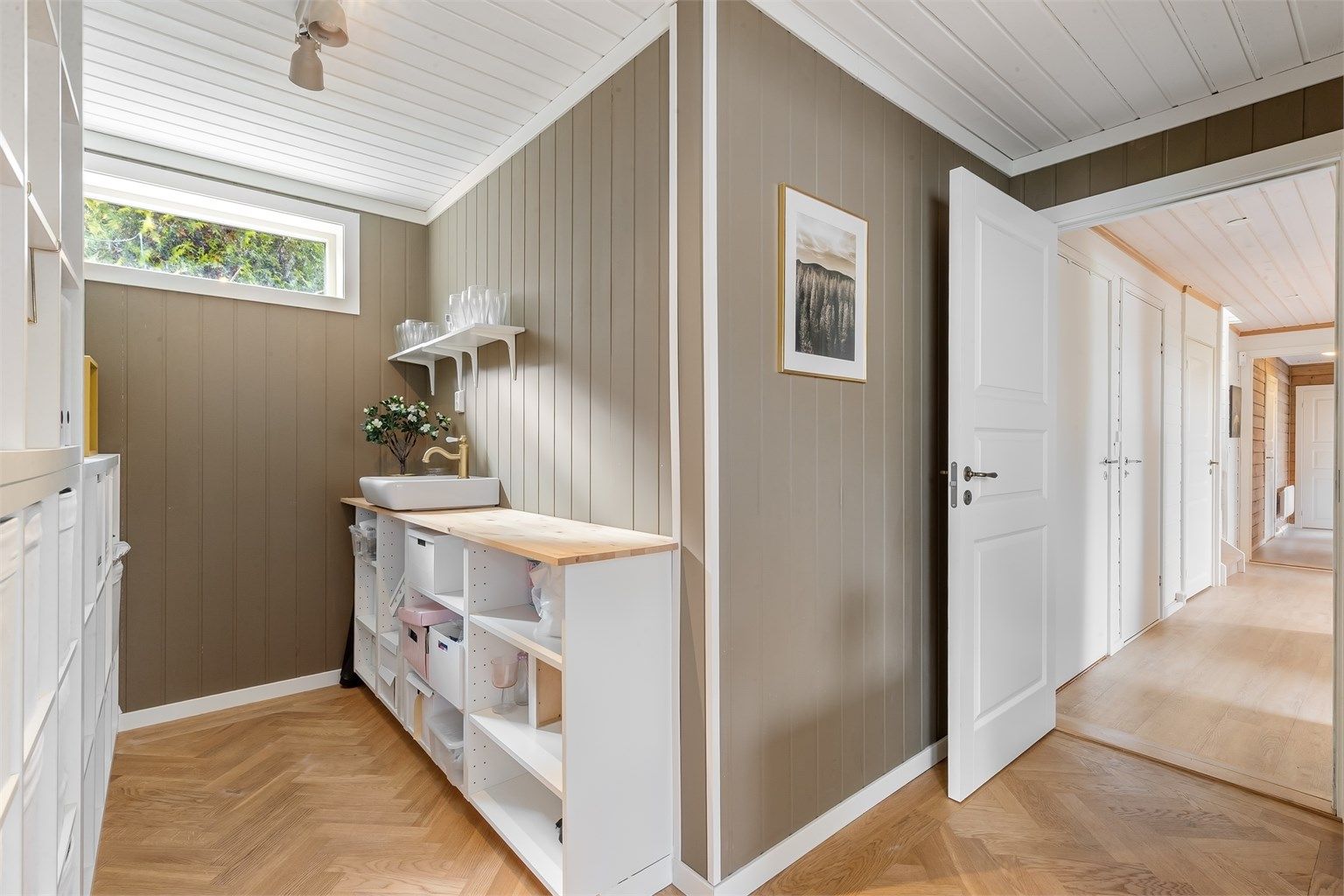 Dette rommet gir ytterligere fleksibilitet for lagring eller hobbyaktiviteter.