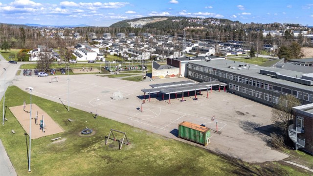 Det er trygg gangavstand til Åsenhagen skole, som ligger kun 300 meter unna.