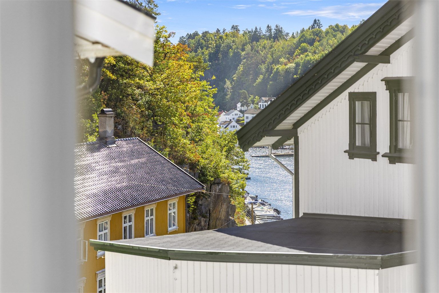 Fra eiendommen har man glimt av havnebassenget i Tvedestrand.