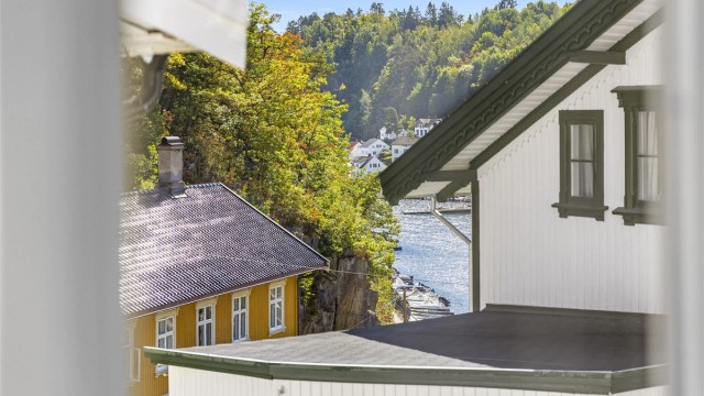 Fra eiendommen har man glimt av havnebassenget i Tvedestrand.